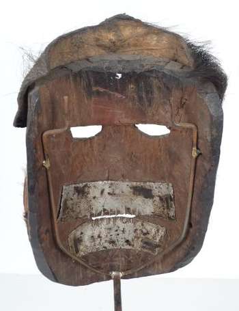 Ancien et grand masque de chamane décoré de dents 