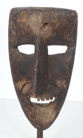 Ancien et exceptionnel masque votif en bois dur au