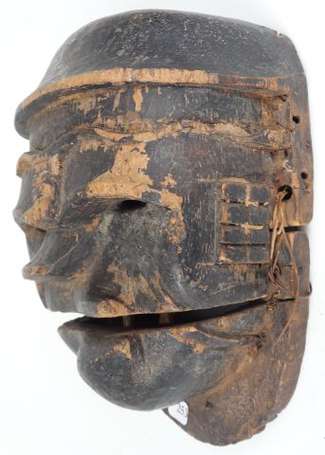 Ancien petit masque en bois léger à mâchoire 