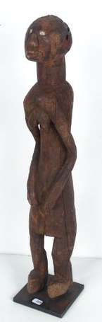 Grande et ancienne statue féminine en bois dur. 
