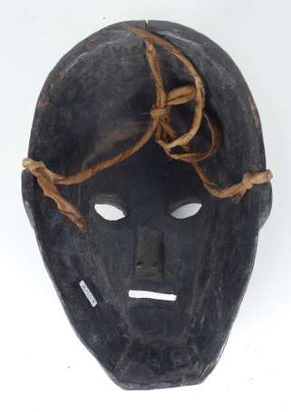 Ancien masque de danse en bois dur. Son nez de 