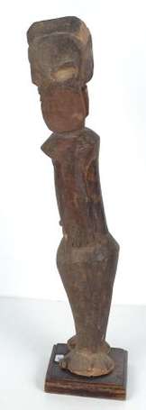 Ancienne statuette en bois dur dans une position 