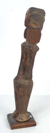 Ancienne statuette en bois dur dans une position 