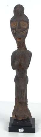 Intéressante statuette féminine en bois dur assise