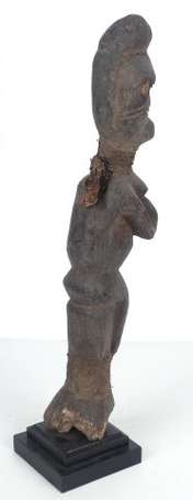 Intéressante statuette féminine en bois dur assise