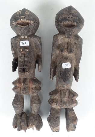 Ancien couple de statuettes votives en bois dur 