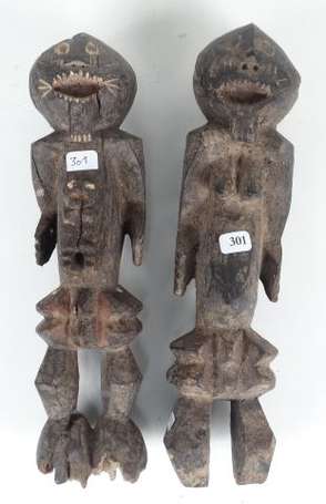 Ancien couple de statuettes votives en bois dur 
