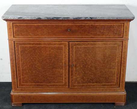 Commode scribane en placage d'érable moucheté 