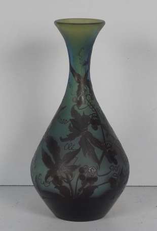 GALLE (1846-1904) Vase piriforme en verre 