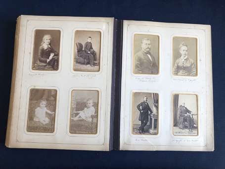 un Album de photos CDV , famille bourgeoise - 