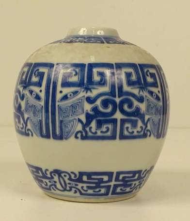 CHINE Vase boule en porcelaine bleu et blanc à 