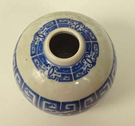CHINE Vase boule en porcelaine bleu et blanc à 