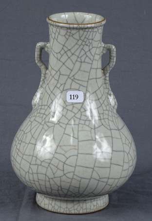 CHINE - Vase balustre sur talon à anses appliquées