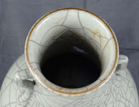 CHINE - Vase balustre sur talon à anses appliquées