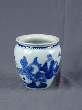 CHINE - Cache-pot en porcelaine à décor camaïeu 