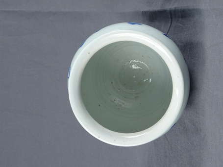CHINE - Cache-pot en porcelaine à décor camaïeu 