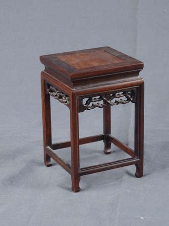 CHINE - Sellette miniature en bois sculpté. XXe 