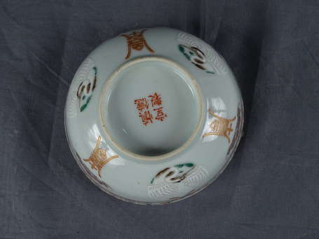 CHINE - Bol sur talon en porcelaine à décor 