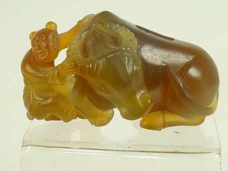 CHINE Groupe en agate sculpté figurant un jeune 