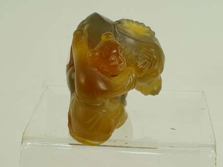 CHINE Groupe en agate sculpté figurant un jeune 