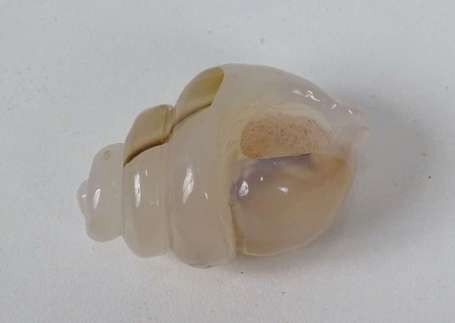 CHINE. Coquillage. Sujet en agate. L. 5,5 cm