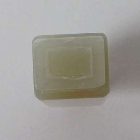 CHINE Petit flacon à bétel carré en jade céladon. 