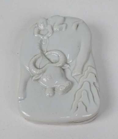 CHINE - Encrier en porcelaine, décor en relief 