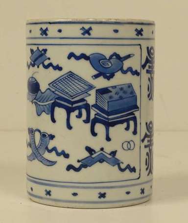 CHINE. Pot à pinceaux en porcelaine bleu et blanc 