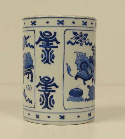 CHINE. Pot à pinceaux en porcelaine bleu et blanc 