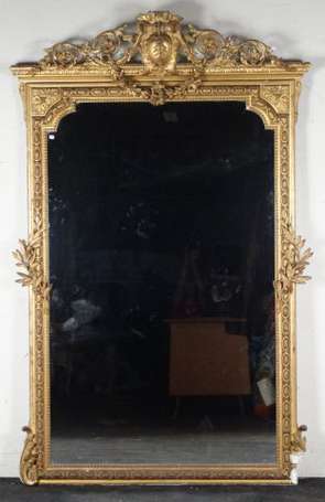 Grand miroir en bois et stuc doré de style Louis 