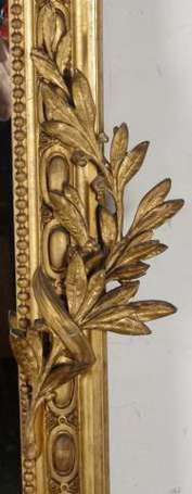 Grand miroir en bois et stuc doré à décor de 
