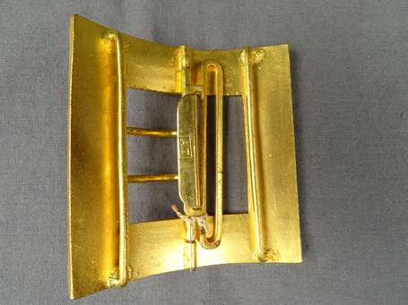 Boucle de ceinture carrée en métal doré ornée d'un