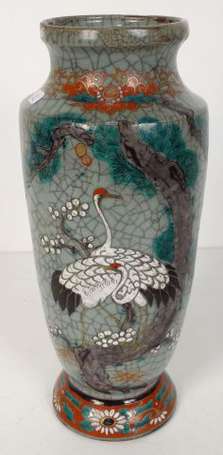 JAPON - Vase balustre en porcelaine émaillée 