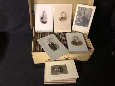 Photo - Cabinet - carton d'environ 200 portraits ,