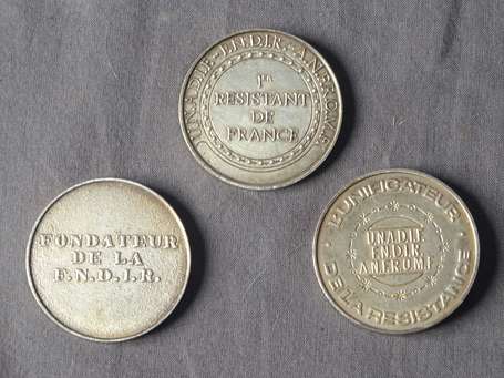 Coffret contenant 3 médailles en bronze argenté de