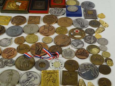 Enorme lot de médailles et médaillettes sportives 