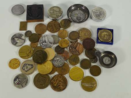 Gros lot de 42 médailles Divers métaux (pas 