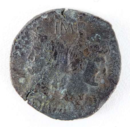 Monnaie romaine - As de Nîmes. Avers : Têtes 