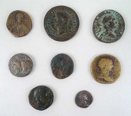 Monnayage romain. Lot de six pièces de bronze + un