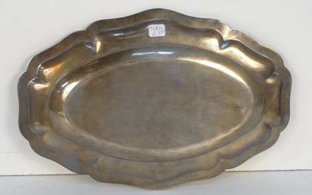 Plat ovale en argent, à huit contours et moulure 