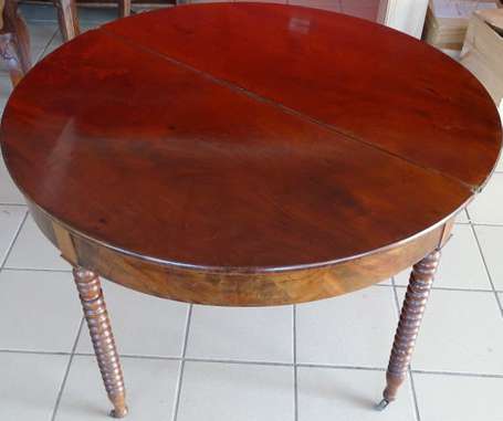 Table demi-lune en acajou, le plateau en 