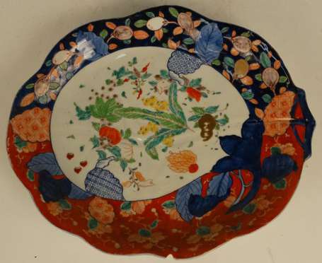 JAPON. Plat oblong contourné en porcelaine à décor