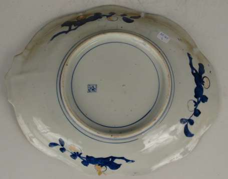 JAPON. Plat oblong contourné en porcelaine à décor