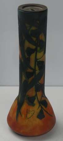 DAUM - Vase à base renflée et long col  en verre 