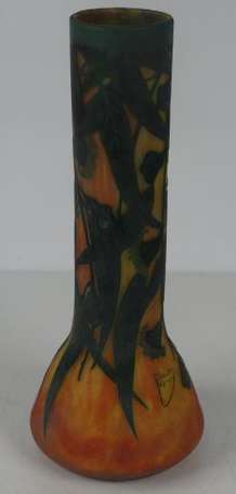 DAUM - Vase à base renflée et long col  en verre 