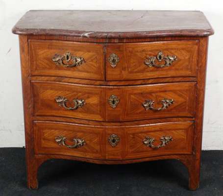 Petite commode en bois de placage ouvrant par 