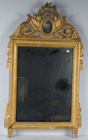 Miroir en bois doré et peint à décor de moulures 