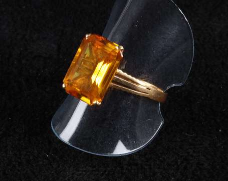 Bague en or jaune 18K (750°/00) sertie griffes 