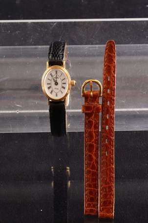 Montre bracelet de dame, le boitier ovale en or 