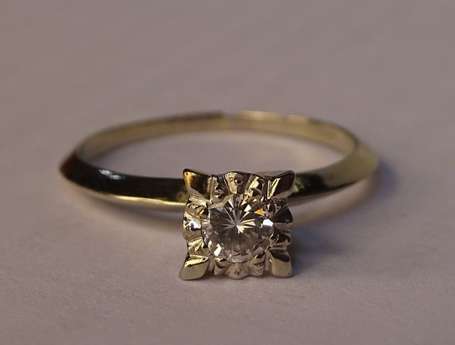 Bague solitaire en or gris 18K (750°/00) ornée 